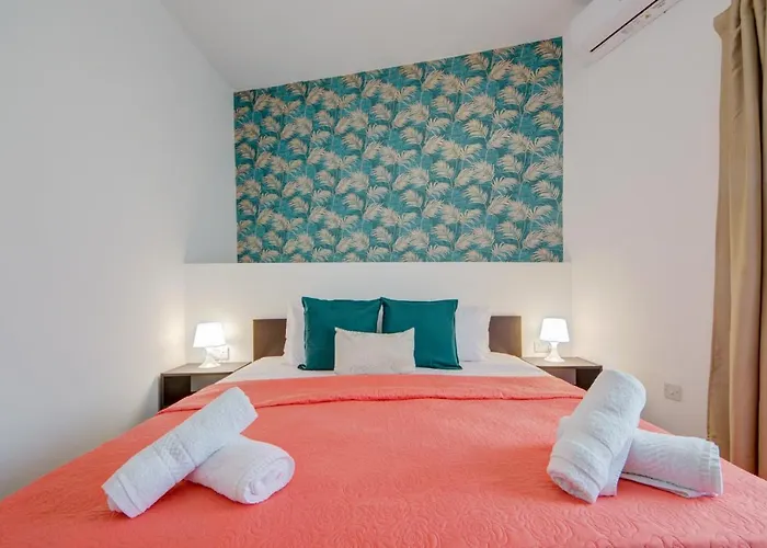 Fleur Court - 4 Bedroom Side Seaviews And Penthouse By Shortletsmalta Apartament Sliema