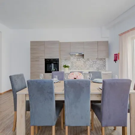 Lägenhet Fleur Court - 4 Bedroom Side Seaviews And Penthouse By Shortletsmalta Sliema